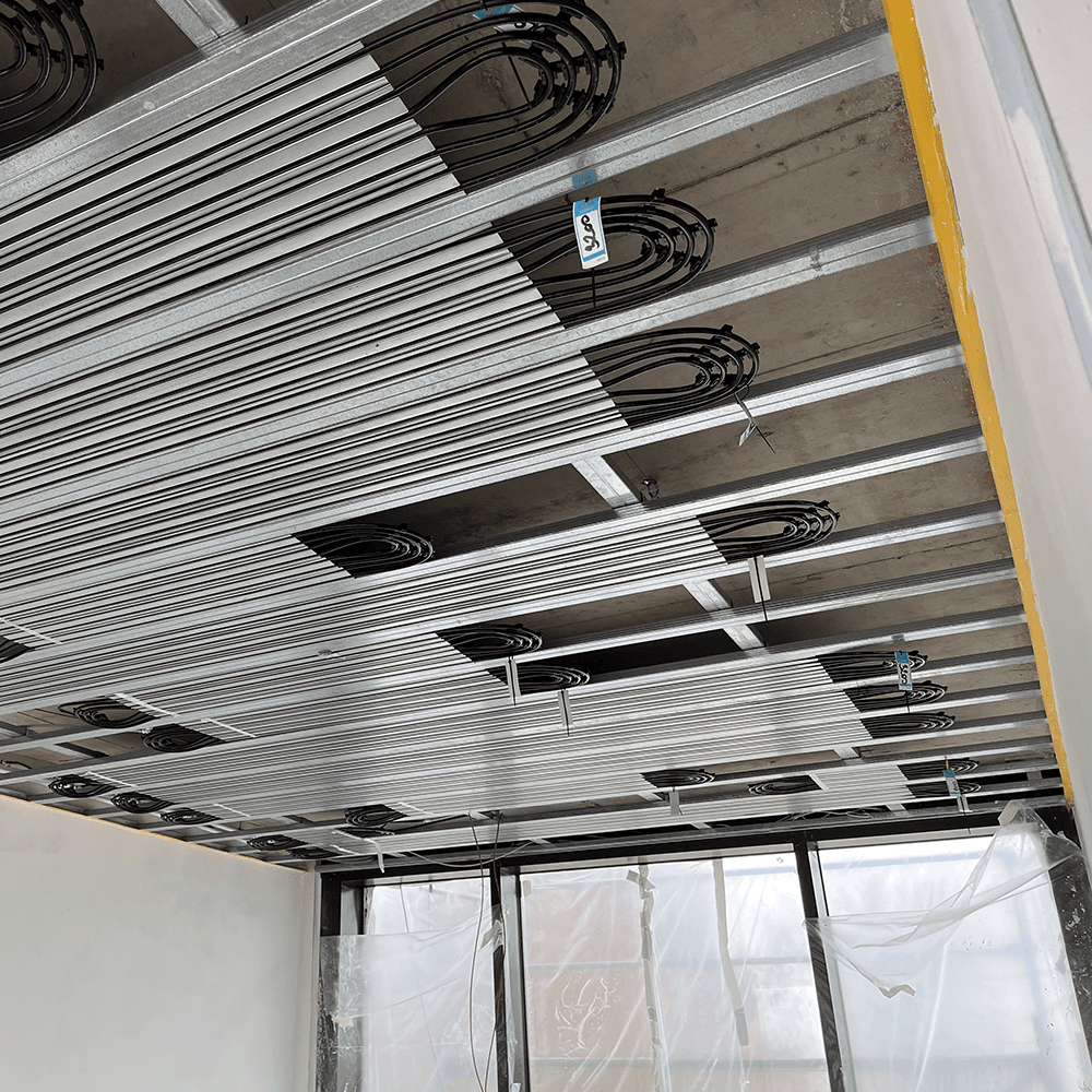 Einbau des Deckenheizsystems Plafond